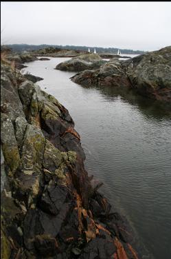 PASSAGE BETWEEN REEFS